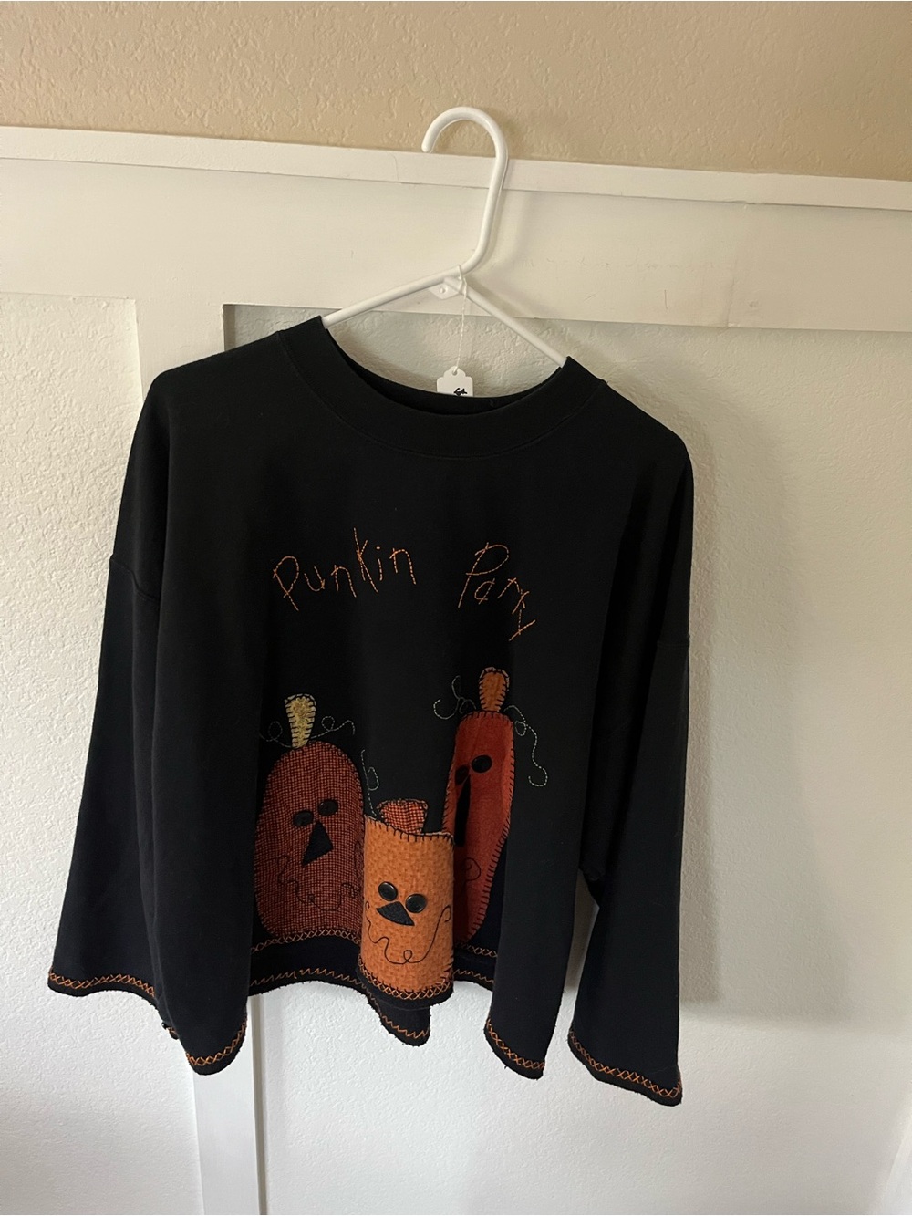 Vintage Punkin Patch Halloween Women's Medium Crewneck Sweatshirt.